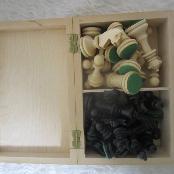 Vintage Carved Wooden Chess 33 Pieces West Germany Dovetail Wood Box EUC Schach - Picture 5 of 10